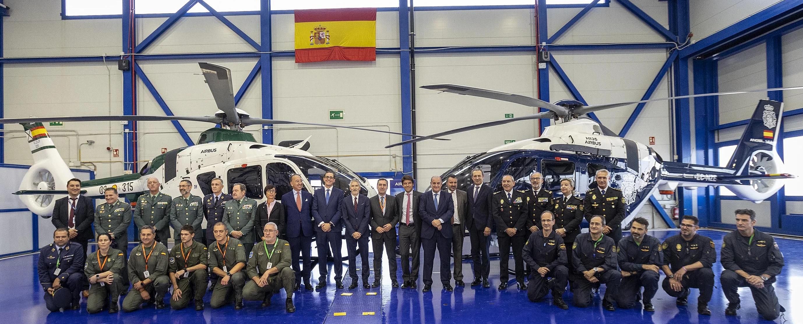 Foto de grupo de representantes de la Guardia Civil y la Polica Nacional con los nuevos helicpteros Airbus H135 en las instalaciones de Airbus en Albacete. Foto: Ministerio del Interior